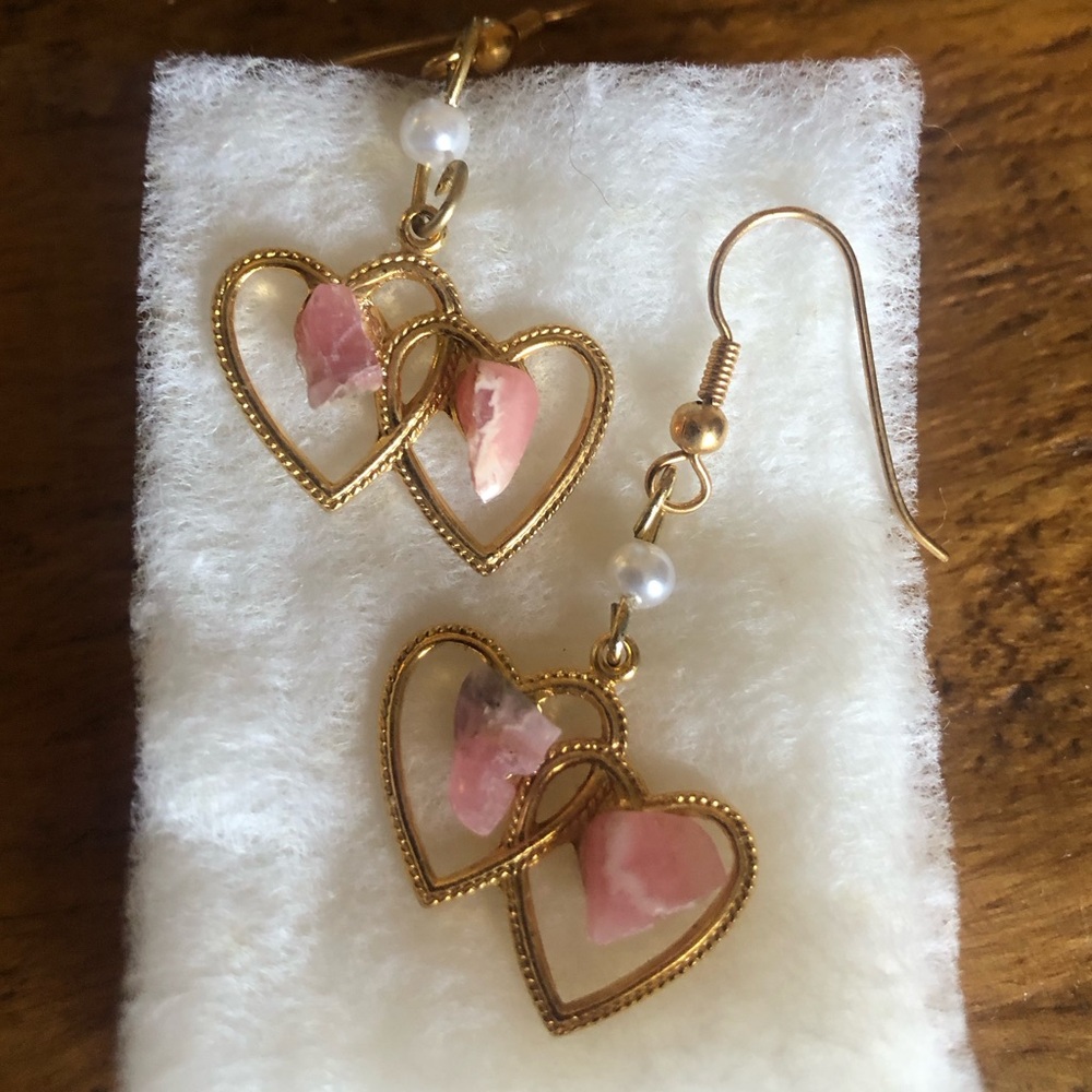 Rhodochrosite Chips on Double Hearts Pendants w / Gold Earrings